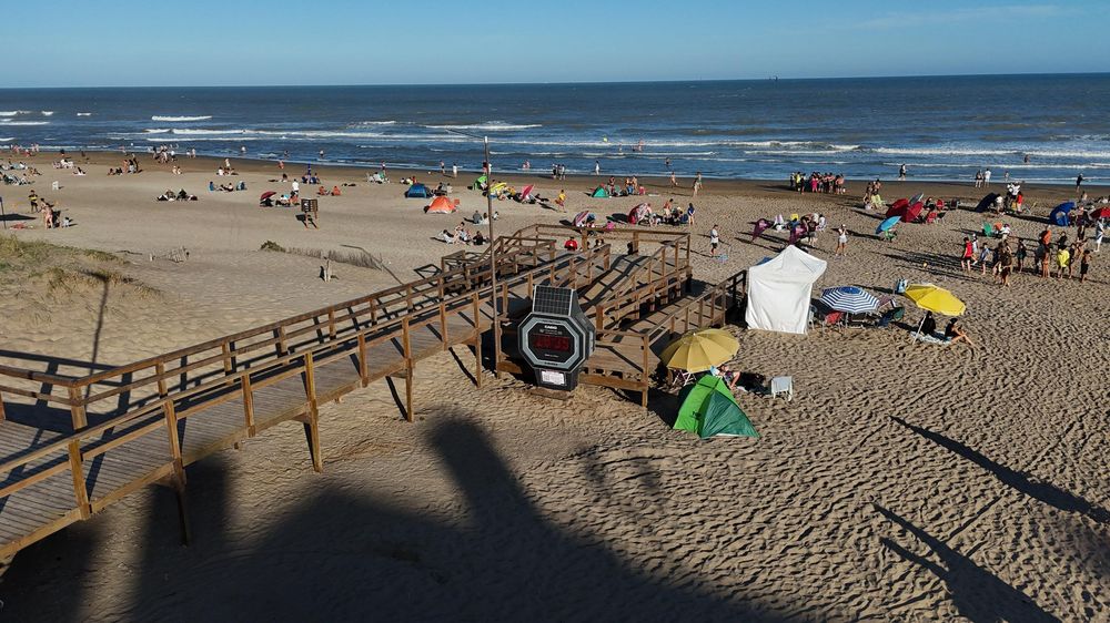 El reloj gigante en la playa de Pinamar. El reloj gigante en la playa de Pinamar.