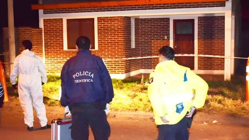 La Policía en el sitio del sangriento femicidio. (La Mañana)