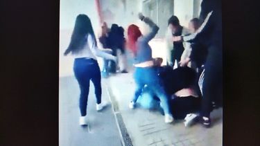 Captura de video de la pelea ocurrida en una escuela de Lanús. Captura de video de la pelea ocurrida en una escuela de Lanús.