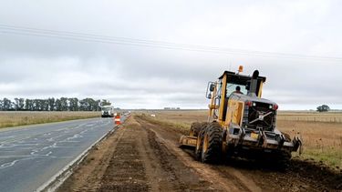 Una máquina trabajando en la ruta 3.