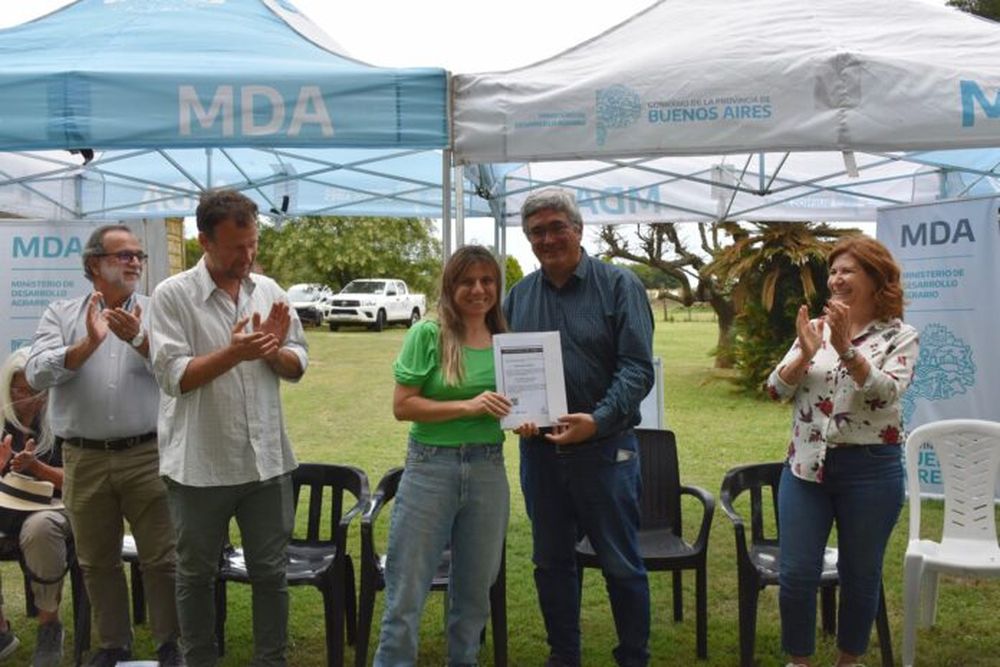 El ministro Javier Rodríguez entregó habilitaciones en Los Toldos. (MDA)