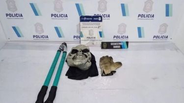 La máscara de esqueleto, la tijera de poda y el guante que llevaba el delincuente.