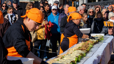 la fiesta de la milanesa serrana dejo un nuevo record: un super sandwich de mas de 30 metros