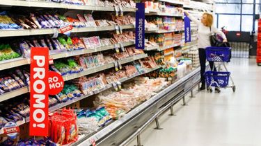 Una mujer haciendo las compras en un supermercado. (Archivo)