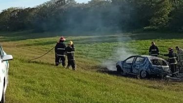 Bomberos de Castelli trabajaron para retirar el cuerpo del vehículo.