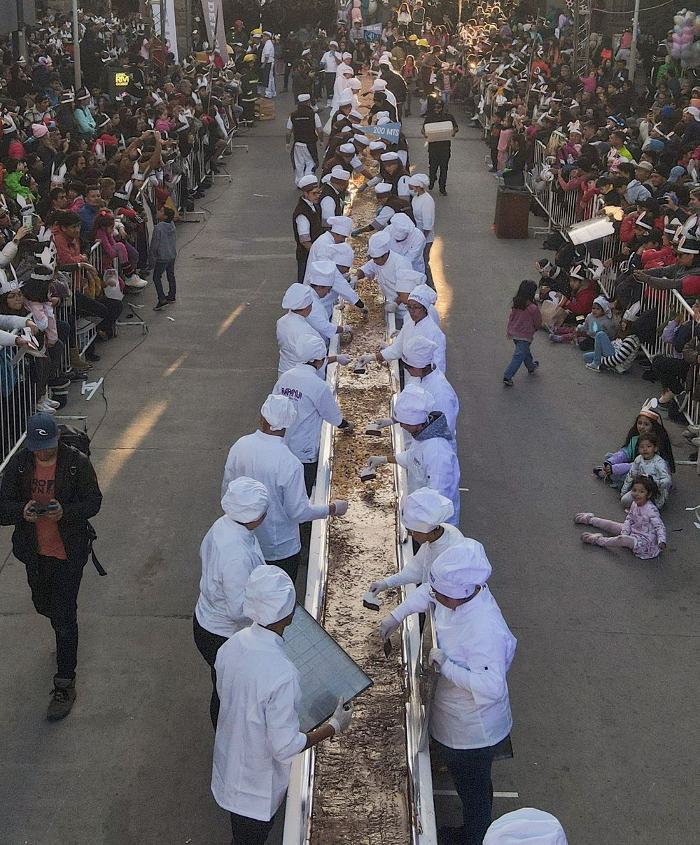 Un ejército de cocineros elaboran la barra de chocolate más larga del mundo. Un ejército de cocineros elaboran la barra de chocolate más larga del mundo.