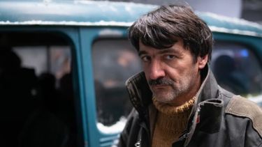 El actor César Troncoso en la piel de Alfredo Favalli, en El Eternauta, con el suéter confeccionado por la diseñadora necochense Manuela Villagra.