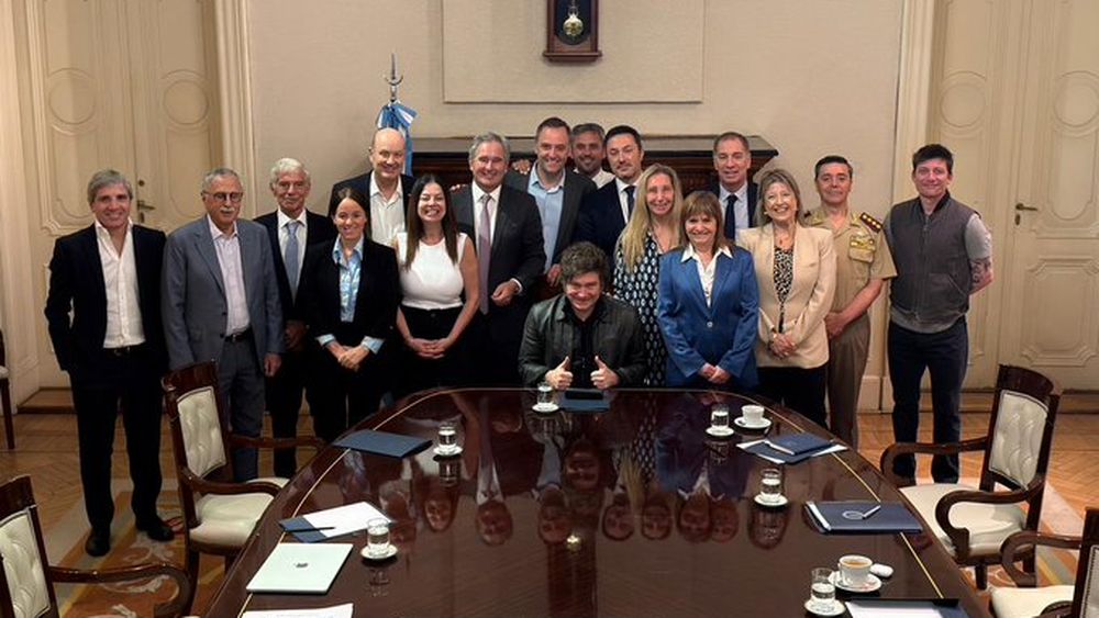 La primera reunión de gabinete con Adorni como jefe, con la presidente de Javier Milei.&nbsp;