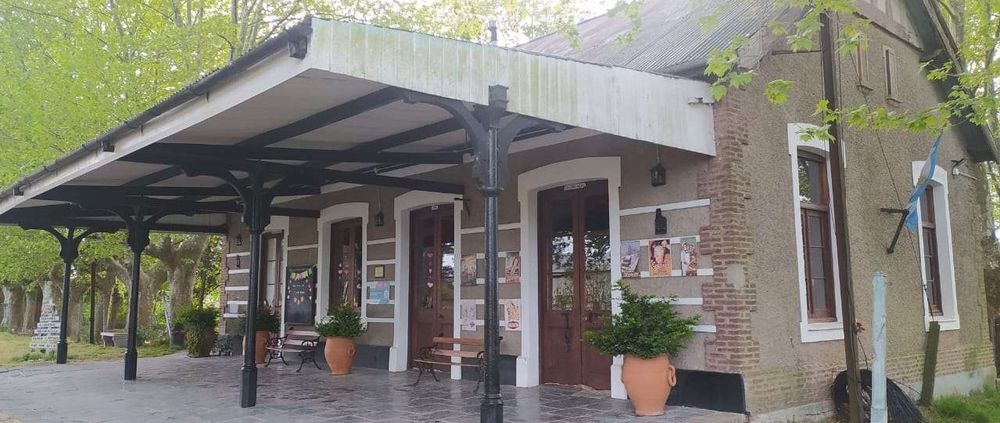 La estación se encuentra impecable. Allí funciona una biblioteca. La estación se encuentra impecable. Allí funciona una biblioteca.