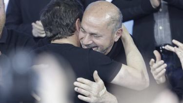 El intendente Mario Secco, abraza a Axel Kicillof.