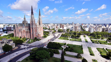 Vista lateral de Plaza Moreno, donde puede apreciarse la Catedral de La Plata