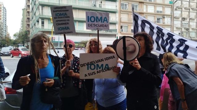 La protesta de los afiliados de IOMA en Mar del Plata.