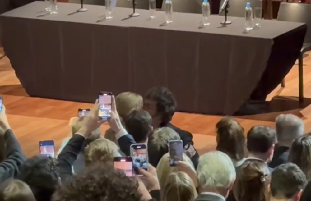 El primer beso en público que confirma la relación entre el presidente, Javier Milei, y la actriz y conductora, Amalia Yuyito González. (Captura de video)