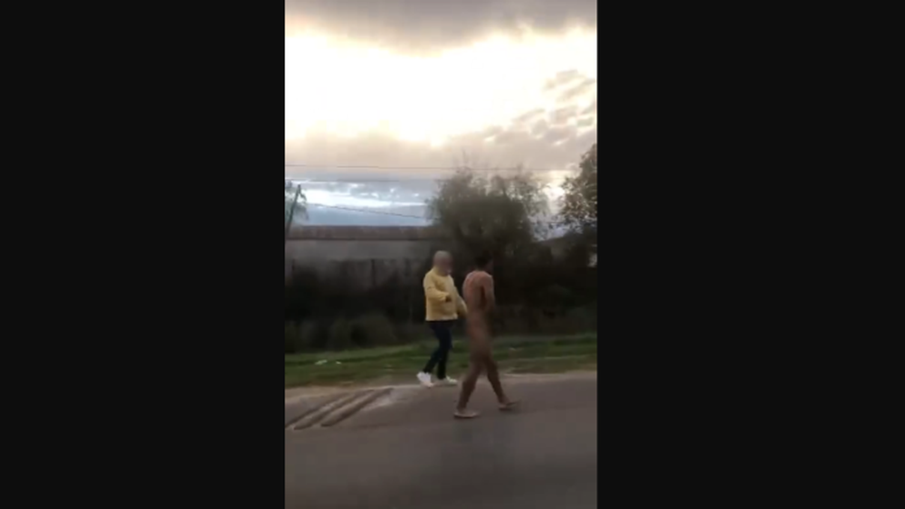El ladrón, desnudo, fue soltado por los vecinos y escrachado en redes sociales. (X)