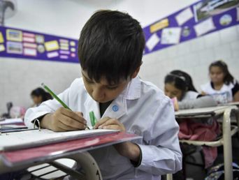 Un alumno haciendo un examen.
