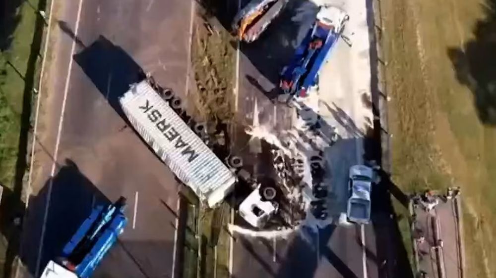 El camión volcado en el kilómetro 41,5 de la Panamericana.