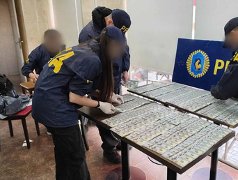 Los dólares truchos secuestrados por la Policía Federal Argentina en la operación Malambo Verde. Los dólares truchos secuestrados por la Policía Federal Argentina en la operación Malambo Verde.