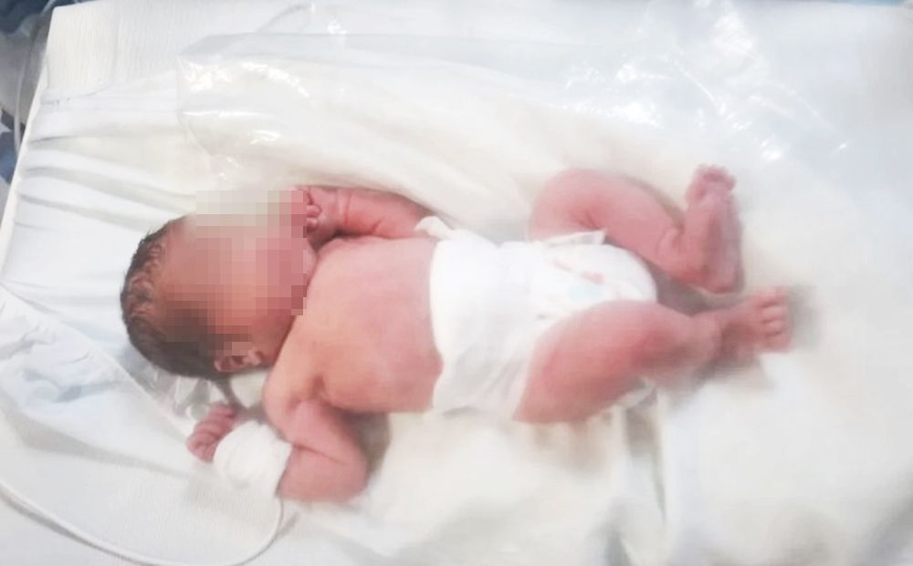 La niña fue llamada Verónica por el personal médico que la atendió, en homenaje a la agente de policía, Verónica Ayala, que la rescató.