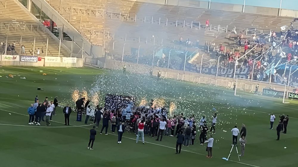 El pitazo final se perdió entre abrazos de jugadores, cuerpo técnico y dirigentes de Bolívar, frente a una tribuna que, entre abrazos y lágrimas, no dejaba de agitar banderas (foto: gentileza de Diario La Mañana)