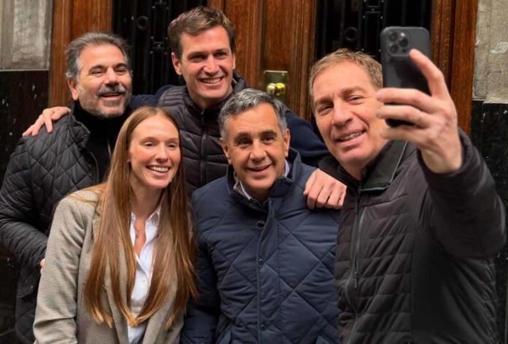 Diego Santilli junto a otros integrantes del PRO.