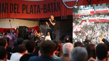 Maxi Abad se dirige a la multitud en el acto en Mar del Plata. (Prensa UCR bonaerense)