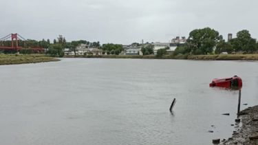 El auto quedó flotando en el Río Quequén Grande. (Ecos Diarios)
