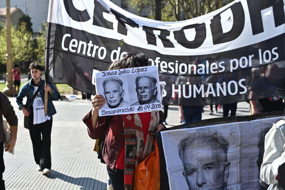 Masiva marcha en La Plata a 19 años de la segunda desaparición de Jorge Julio López.&nbsp;