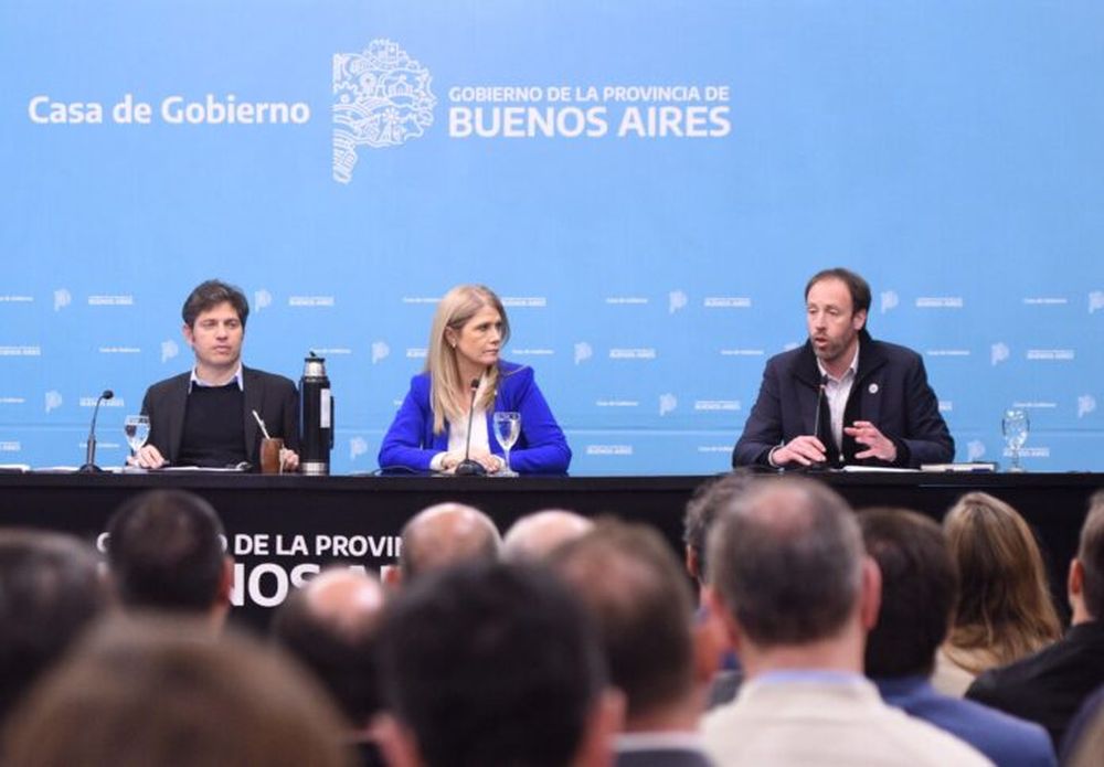 El ministro de Economía bonaerense, Pablo López, habla ante Kicillof y Magario.