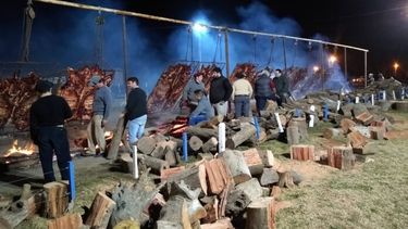 un municipio celebra su aniversario con asado gratis para todo el pueblo