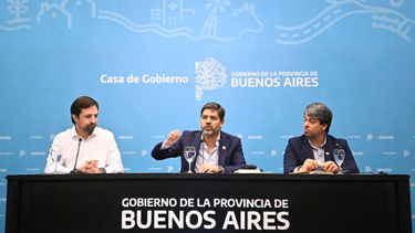 Diarios Bonaerenses | El Ministro de Gobierno bonaerense, Carlos Bianco, durante la conferencia de prensa semanal del Gobierno de la Provincia, acompañado por el ministro de Salud, Nicolás Kreplak (izq.), y el presidente de ABSA, Hugo Obed (der.). (Gobernación)