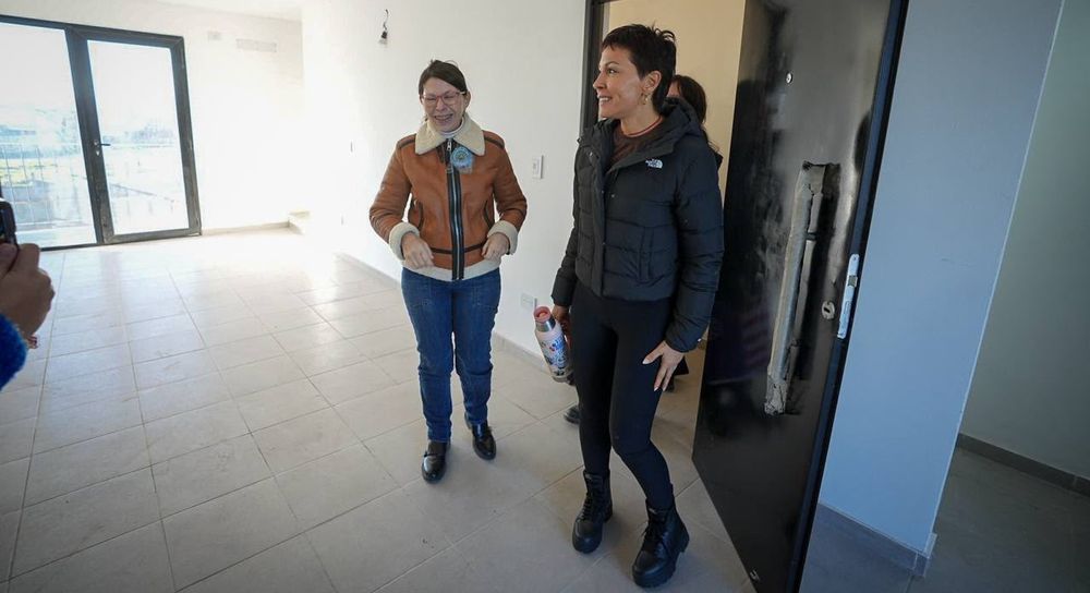 Batakis y Mendoza elogiaron el nivel de construcción de las 28 viviendas.
