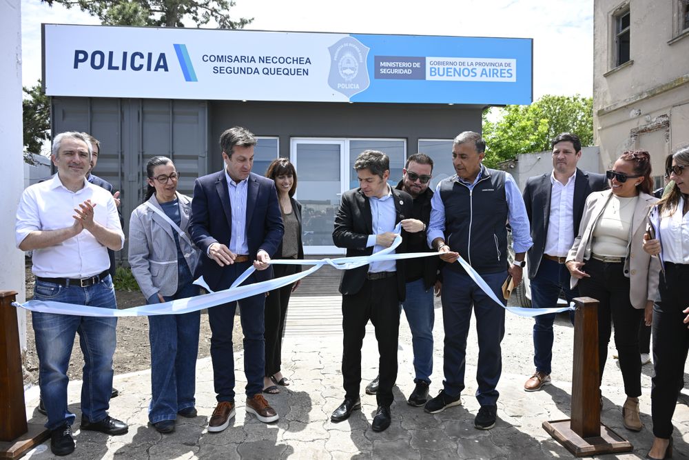 Kicillof junto al intendente Arturo Rojas, al inaugurar una comisaría en Quequén.