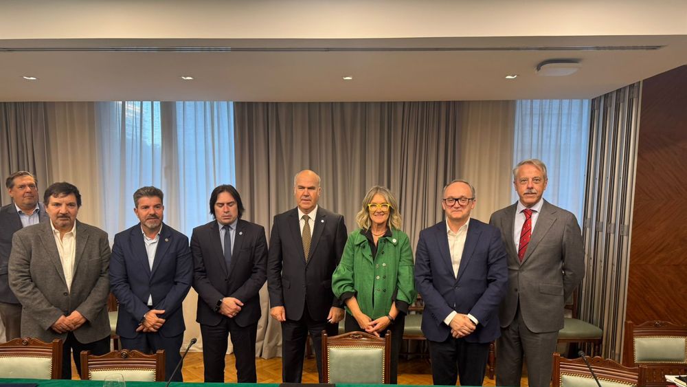 Sergio Raffaeli, protesecretario CAA (izq.); Diego Cifarelli, tesorero CAA; Lucas Magnano, vicepresidente CAA; Sergio Iraeta, Secretaría de Agricultura, Ganadería y Pesca; María Pilu Giradudo, presidente del Senasa; Gustavo Idígoras, presidente CAA, y Alfredo Paseyro, secretario CAA. Sergio Raffaeli, protesecretario CAA (izq.); Diego Cifarelli, tesorero CAA; Lucas Magnano, vicepresidente CAA; Sergio Iraeta, Secretaría de Agricultura, Ganadería y Pesca; María Pilu Giradudo, presidente del Senasa; Gustavo Idígoras, presidente CAA, y Alfredo Paseyro, secretario CAA.