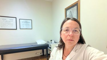 La neuróloga Brenda Borrego Guerrero participó de la operación en Tandil.