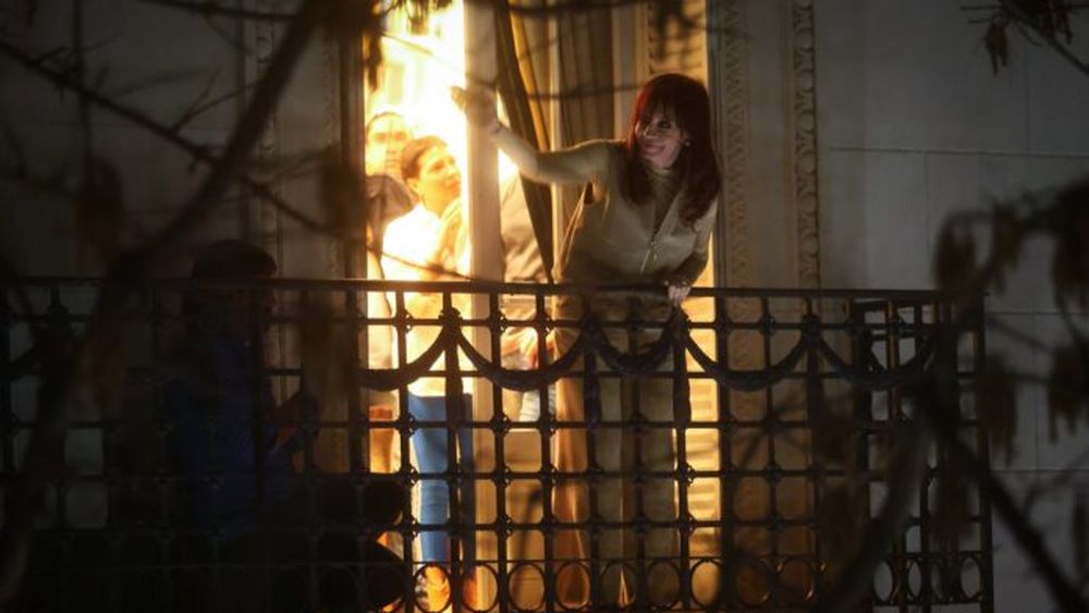 La expresidenta argentina, Cristina Fernández de Kirchner, saludando a sus simpatizantes desde el balcón.  (Xinhua)