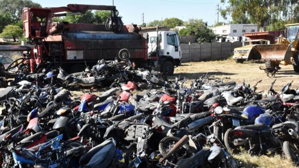 Destruyen motos, autos y caños de escape en Trenque Lauquen. - Municipalidad de Trenque Lauquen -