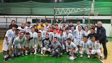 El equipo de fútbol de la Selección Argentina de Talla Baja. (@tallabajaargentina)