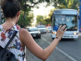 Una persona esperando el colectivo. Una persona esperando el colectivo.