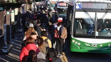 Continúan las largas colas para subir a un colectivo.