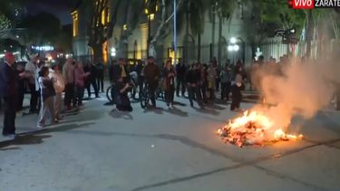 Vecinos de Zárate se manifestaron frente a la municipalidad para pedir Justicia por el crimen de Eduardo Saúl De Francesco. (Imagen de TV)