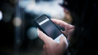 Los celulares ponen en jaque en estos tiempos los límites entre la vida pública y la privada.