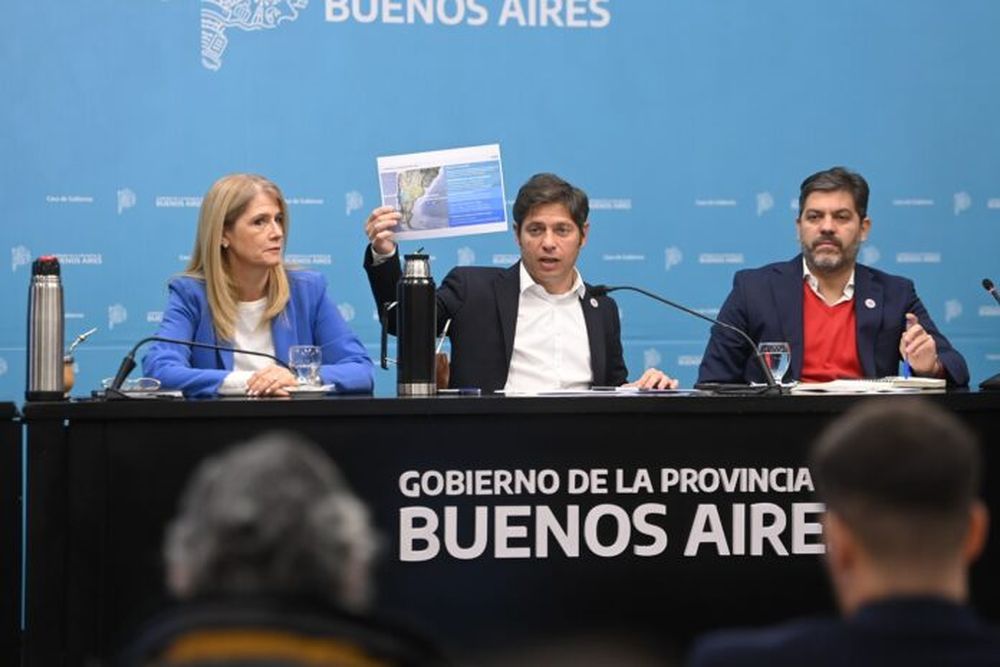 El gobernador bonaerense Axel Kicillof hablando de la planta de GNL.