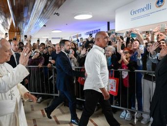 El papa León XIV, al ingresar este martes en el Policlínico Gemelli.