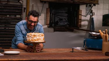 Juan Braceli, orgulloso con la Torta Argentina recién hecha.