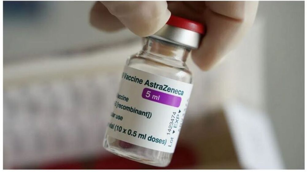 AstraZeneca reconoció que la vacuna contra el SARS-CoV-2 produce un efecto secundario raro a nivel sanguíneo.