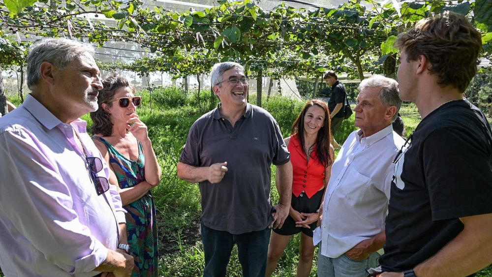 Javier Rodríguez con productores marplatenses. Javier Rodríguez con productores marplatenses.