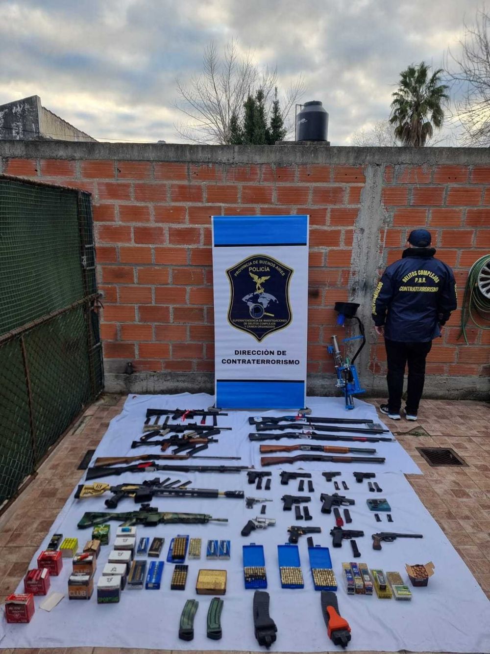 Las armas y balas encontradas en la casa del adolescente.&nbsp; &nbsp;