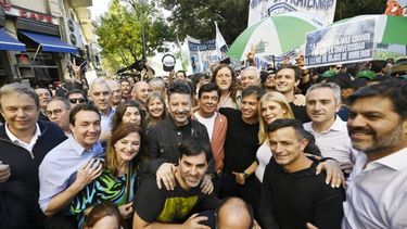 Kicillof, con ministros e intendentes en la marcha.