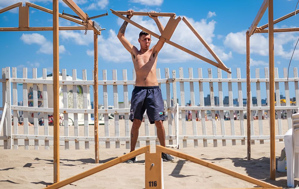 El armado de carpas en Mar del Plata es un ritual que se repite cada septiembre