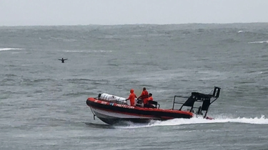 rescataron a un kitesurfista en mar del plata en plena sudestada: se le volo la vela